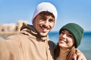 Poster - Mand and woman couple hugging each other make selfie by camera at seaside