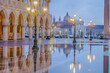 Markusplatz Venedig beleuchtet Hochwasser Spiegelung