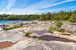 Ostseeküste mit Felsen und Bäumen auf der Insel Sladö in Schweden
