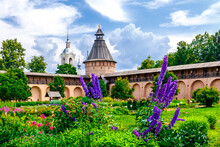 Suzdal, Vladimir Oblast, Russia - 5 July 2023: Defensive Towers And Walls In The Apothecary's Garden In Spaso-Evfimiev (Saint Euthymius) Monastery In Suzdal.