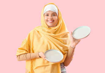 Canvas Print - Beautiful Arabian woman with empty plates on pink background