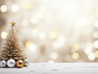 Leerer weißer Holztisch mit kleinem weißen Tannenbaum und goldenen und weißen Weihnachtskugeln, mit Platz für Text oder Produkte vor verschwommenem Hintergrund