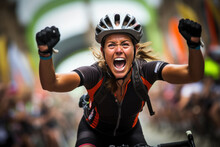 Femme Cycliste Vistorieuse à L'arrivée D'une Course Sur Son Vélo Lors D'une Course De Cyclisme Ou D'un Triathlon
