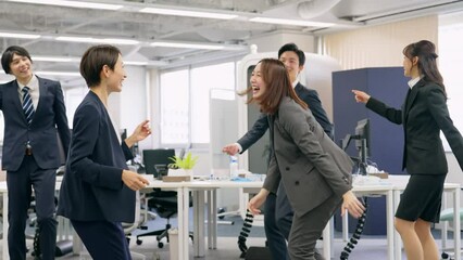 Sticker - オフィスでダンスする会社員グループ