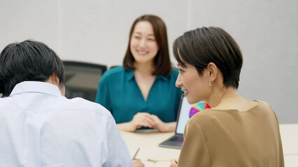 Sticker - オフィスで会議するカジュアルな会社員グループ