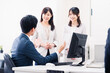 © maroke - オフィスで楽しく話す上司と部下