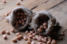 Raw Peanuts In Burlap Gunny Sack. Peanut Is A Leguminous Plant Belonging To The Fabaceae Tribe That Is Cultivated. Arachis Hypogaea. Vegetable Protein, Calcium, Magnesium, Iron. Kacang Tanah Mentah. 