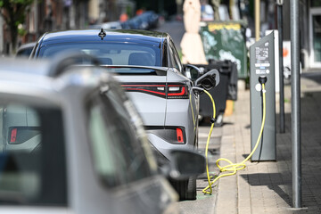 Poster - auto voiture electrique electricité energie borne station charge recharge rechargement chargement batterie