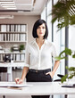© DIVGRADCURL - immagine di giovane donna professionista in abbigliamento informale, ambiente di lavoro luminoso e spazioso alle spalle