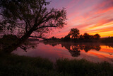 Fototapeta Krajobraz - Dzika rzeka Wisła, kolorowy pejzaż, poranek, słońce i letni brzask