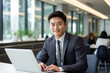 © skyandsun - ノートパソコンを使うビジネスマン