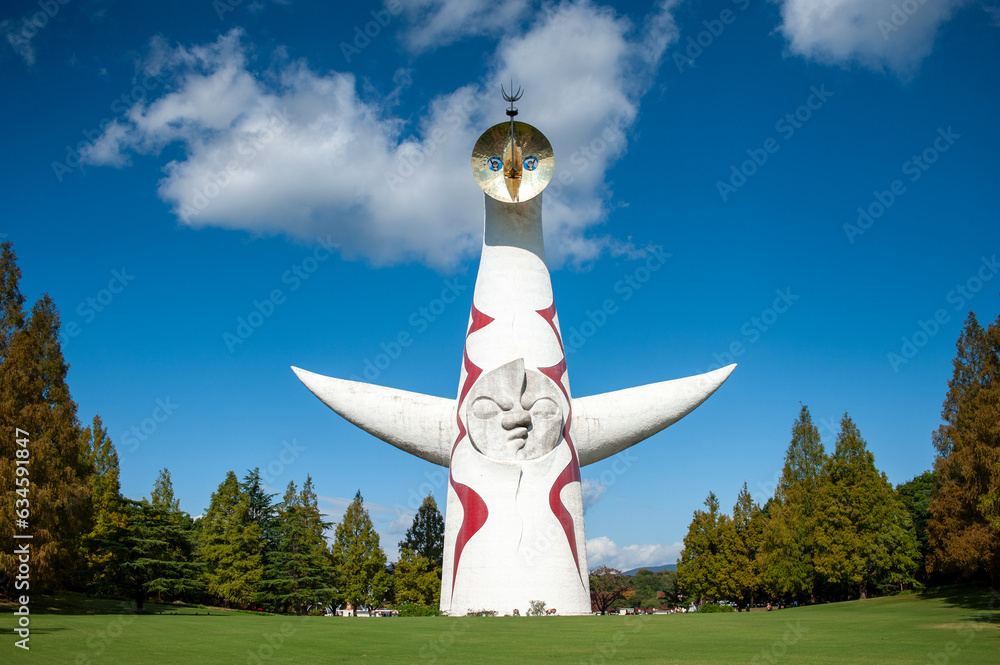 2014年11月3日に、大阪府吹田市の万博記念公園にて、快晴の青空で見る、太陽の塔。 Stock Photo | Adobe Stock