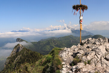 Wall Mural - Gipfelerlebnis auf dem Schober (1328m, Salzkammergut); Blick zum Maibaum und weiter zur Drachenwand sowie Höllengebirge und Schafberg am Horizont