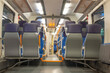 Sitzplätze in einem modernen Zug