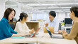 © metamorworks - オフィスで会議するカジュアルな会社員グループ