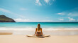  Une femme de dos sur la plage en train de faire une séance de méditation avant de faire du surf. En arrière-plan, de l'eau turquoise.