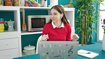 Poster - Young hispanic woman listening to music dancing at dinning room