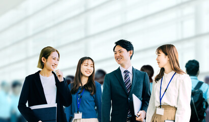 チームワークのビジネスイメージ_4人の若い日本人ビジネスマン
