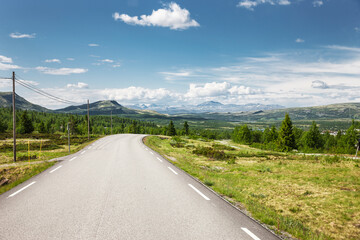 Canvas Print - Bergstrasse über ein Fjell in Norwegen