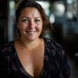 © Studio Zenith - portrait de femme 35-40 ans de face en robe, cheveux brun mi-long, petit sourire, légèrement en surpoids, forte poitrine