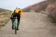 Radfahrer trainiert Cyclocross am Berg