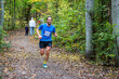 Läufer beim Crosslauf im Wald