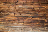 Fototapeta  - ściana w desek brązowych z wyraźnymi słojami i sękami.
