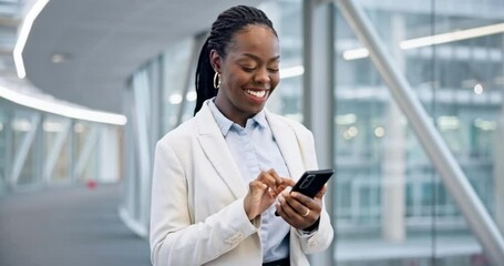 Aufkleber - Walking, phone and black woman typing in airport, hotel lobby or business office. Happy, smartphone and African consultant travel on social media, mobile networking and reading email on internet app
