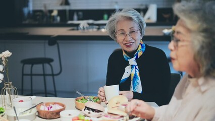 Wall Mural - 友人との食事を楽しむシニア女性