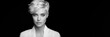 Hübsche Frau Gesicht mit modernster Frisur Kurzhaar Schnitt Porträt in schwarz weiß in Querformat als Banner, ai, generativ