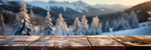 Leerer Rustikaler Holztisch Mit Winterhintergrund, Schneebedeckte Berge, Platz Für Text Oder Produkte