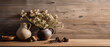 Ceramiczne wazony z suszonymi kwiatami na drewnianym tle