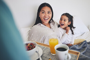 Canvas Print - Mother and child with breakfast in bed in the bedroom for mothers day surprise at home. Happy, smile and young mom relaxing with girl kid with a healthy meal for brunch on a weekend at their house.