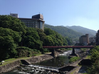 Canvas Print - Bridge crossing over a river in Hakone-Yumoto, Japan, surrounded by  rolling hills