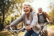 Älteres Ehepaar auf Fahrradtour im Herbst. Glückliches Paar beim Ausflug mit dem Fahrrad.