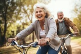 Fototapeta  - Älteres Ehepaar auf Fahrradtour im Herbst. Glückliches Paar beim Ausflug mit dem Fahrrad.