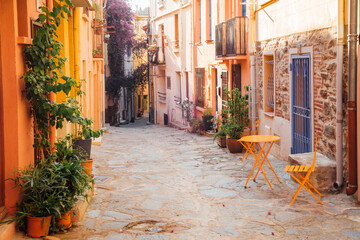 Ruelle de Collioure. Visite de Collioure. Village méditerranéen. Village du sud de la France. Voyage à Collioure. Rue colorée d'un village