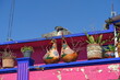 Pots de fleurs et oiseaux sculptés sur le bord d'un toit. Mexique.