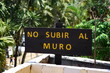 Pancarte en espagnol: No Subor al muro (ne monte pas sur le mur). 