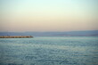 Blick vom Strand in Altinoluk im romantischen Licht der untergehenden Sonne auf den Golf von Edremit am Ägäischen Meer in der Provinz Balikesir in der Türkei