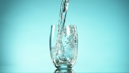 Aufkleber - Super Slow Motion of Pouring Water into Glass. Filmed on High Speed Cinema Camera, 1000 fps. Speed Ramp Effect.