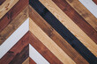 Planches de bois aux différentes essences posées en chevron - Arrière-plan design d'intérieur de style scandinave