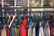 Bunte Stoffe und Tücher allen Farbtönen und mit verschiedenen Mustern an Kleiderbügeln im Sonderangebot an einem Kleiderständer vor einem Geschäft in Adapazari in der Provinz Sakarya in der Türkei