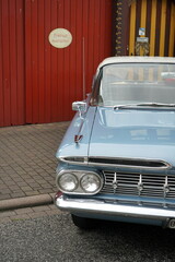 Wall Mural - Amerikanische Achtzylinder Limousine mit Chrom und Doppelscheinwerfer der Fünfzigerjahre und Sechzigerjahre beim Oldtimertreffen Golden Oldies in Wettenberg Krofdorf-Gleiberg bei Gießen in Hessen