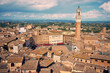 Blick auf die Piazza del Campo mit dem Torre del Mangia in Siena Italien