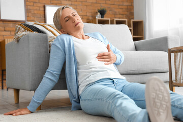 Poster - Mature woman having heart attack at home