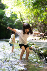 Poster - 渓流で水遊びする姉妹