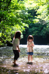 Poster - 渓流で水遊びする姉妹