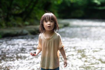 Poster - 渓流で水遊びする小さな女の子