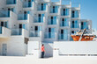 Un homme devant la construction de nouveaux immeubles à Majorque. Construction de résidences à Majorque. Immeubles en construction aux Baléares. Benne à déchets. Recyclage de déchets
Port de Pollença
